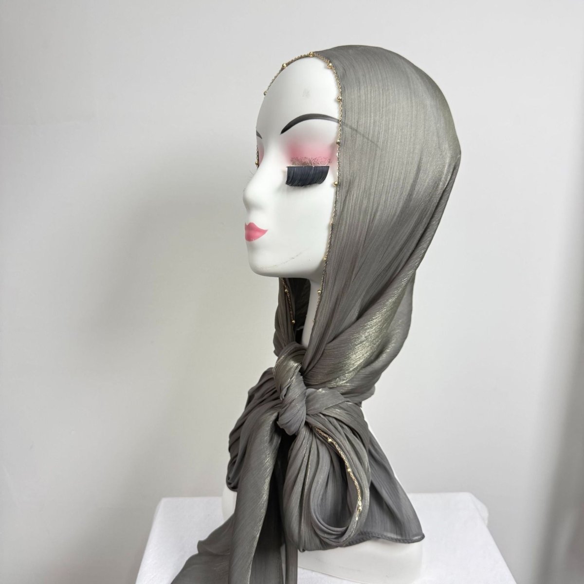 Hijab en satin froissé avec bordure perlée et chaîne dorée (MH238)