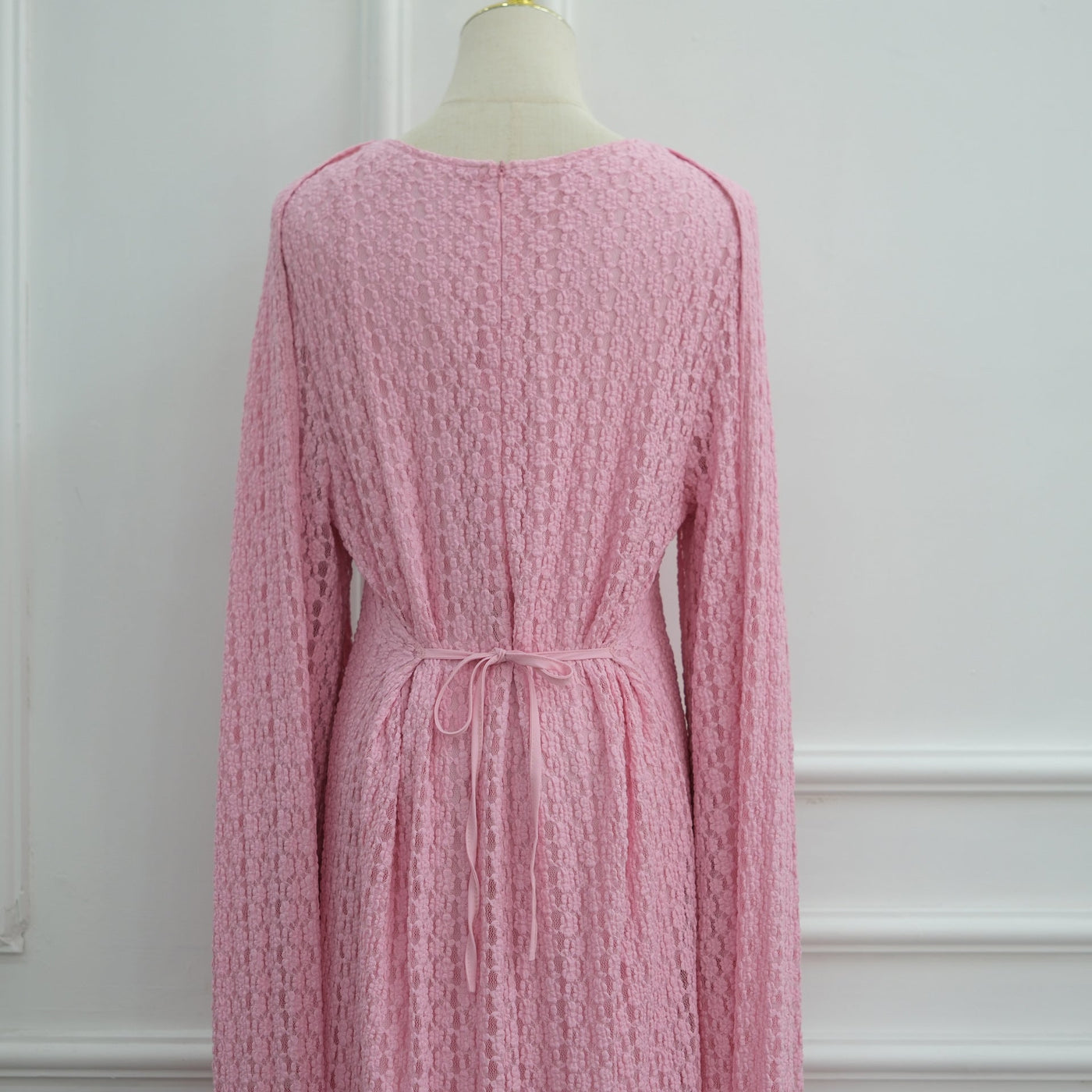 Robe Maxi Doublée à Manches Cape et Dentelle Florale Texturée (MS519)