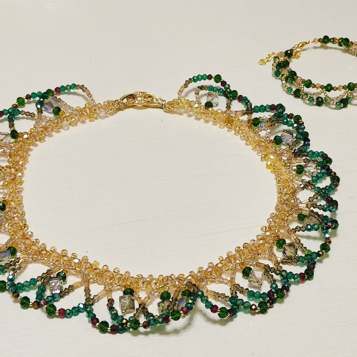 Collier de perles tissé à la main | Ras-de-cou en perles de verre et perles de coquillage | Collier en perles de rocaille au motif complexe (MAC343)