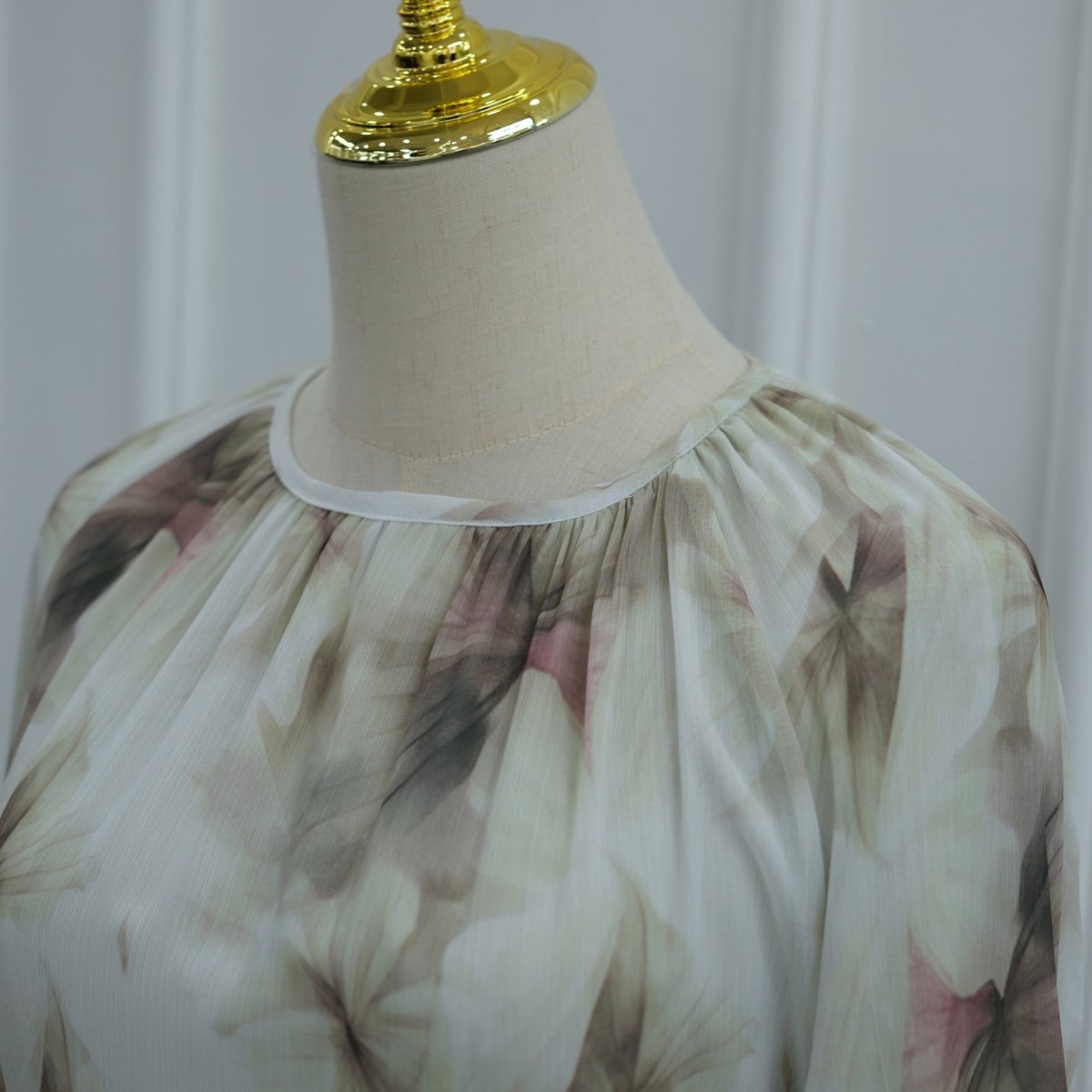 Robe maxi imprimée aquarelle à double couche et manches évasées (MS479)