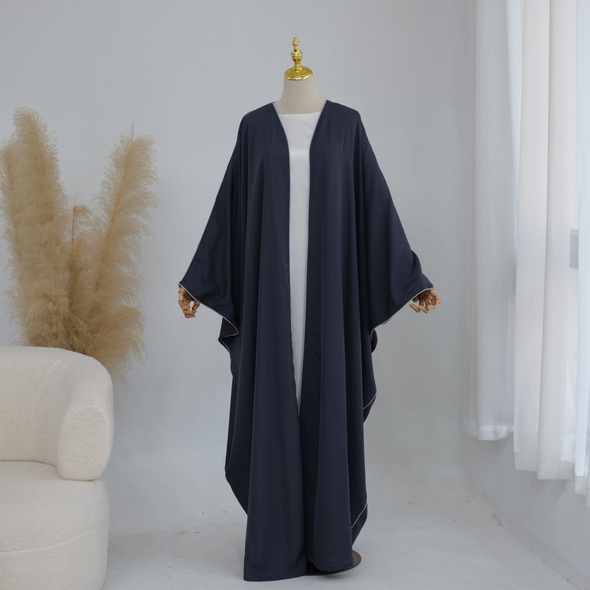 Abaya ouverte manches chauve-souris avec liseré contrastant (MOA325)