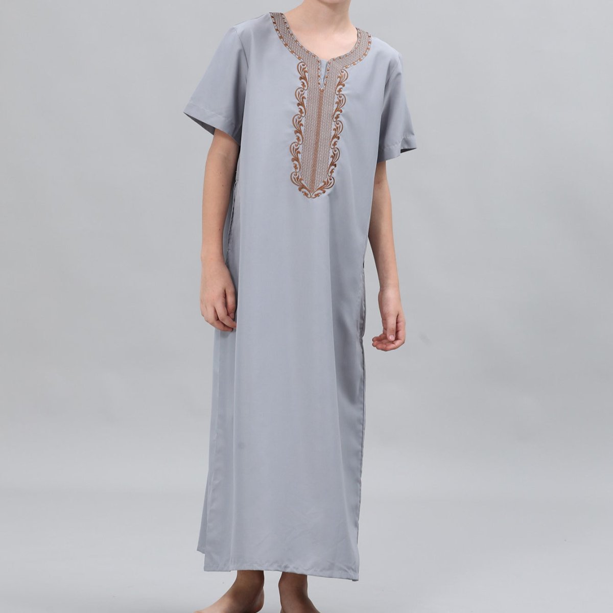 Qamis brodé pour garçons avec poches latérales (MKB035)