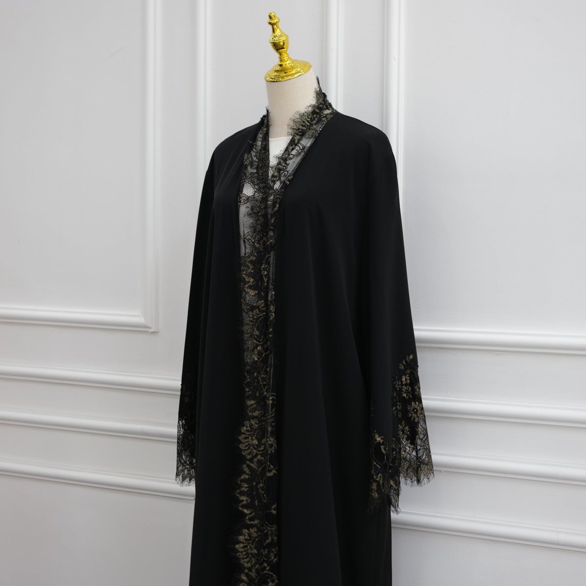 Abaya ouverte à manches évasées avec panneaux en dentelle et poches (MOA332)