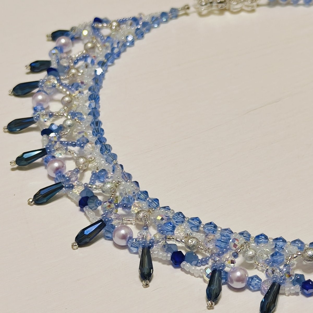 Collier de perles tissé à la main | Ras-de-cou en perles de verre et perles de coquillage | Collier en perles de rocaille au motif complexe (MAC343)
