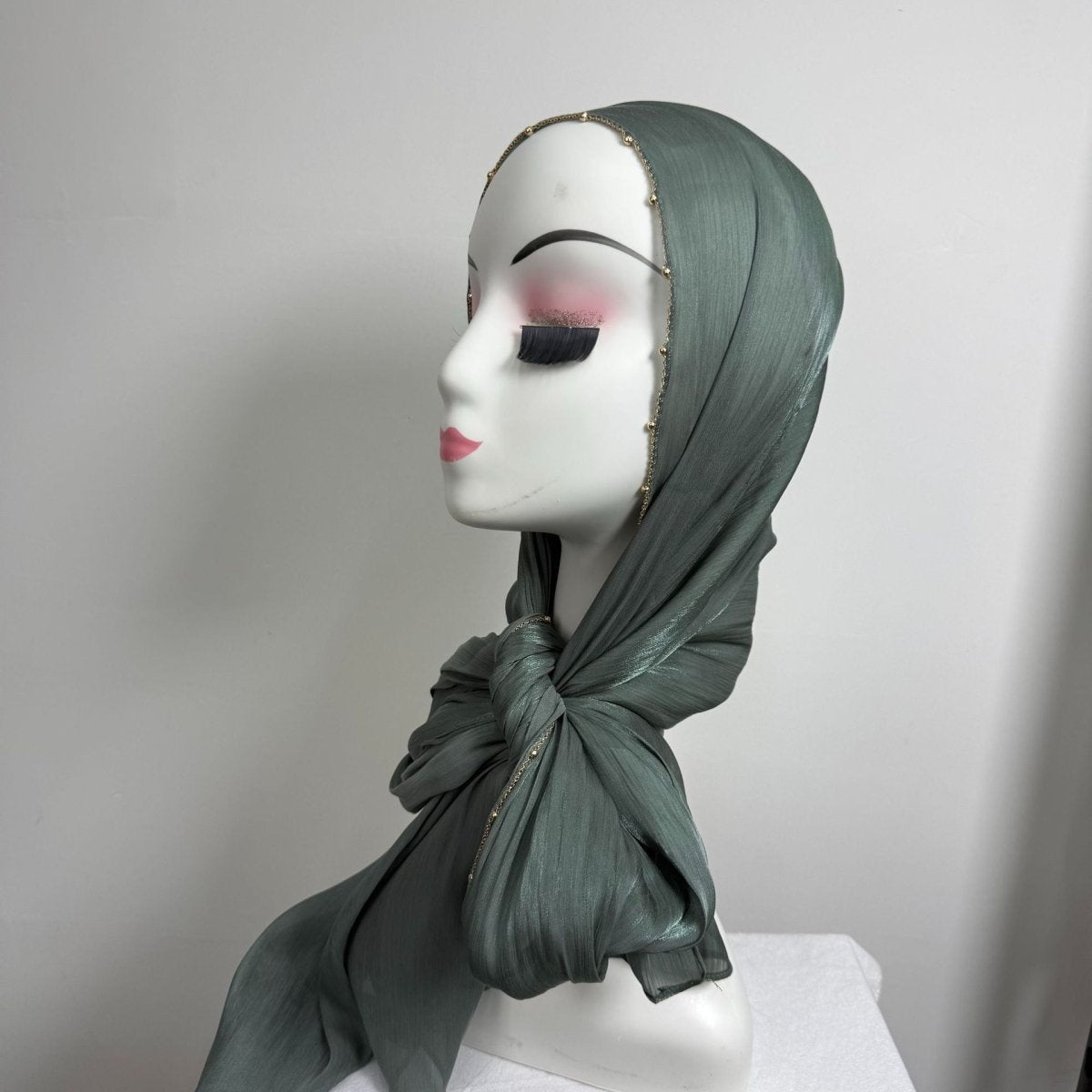 Hijab en satin froissé avec bordure perlée et chaîne dorée (MH238)