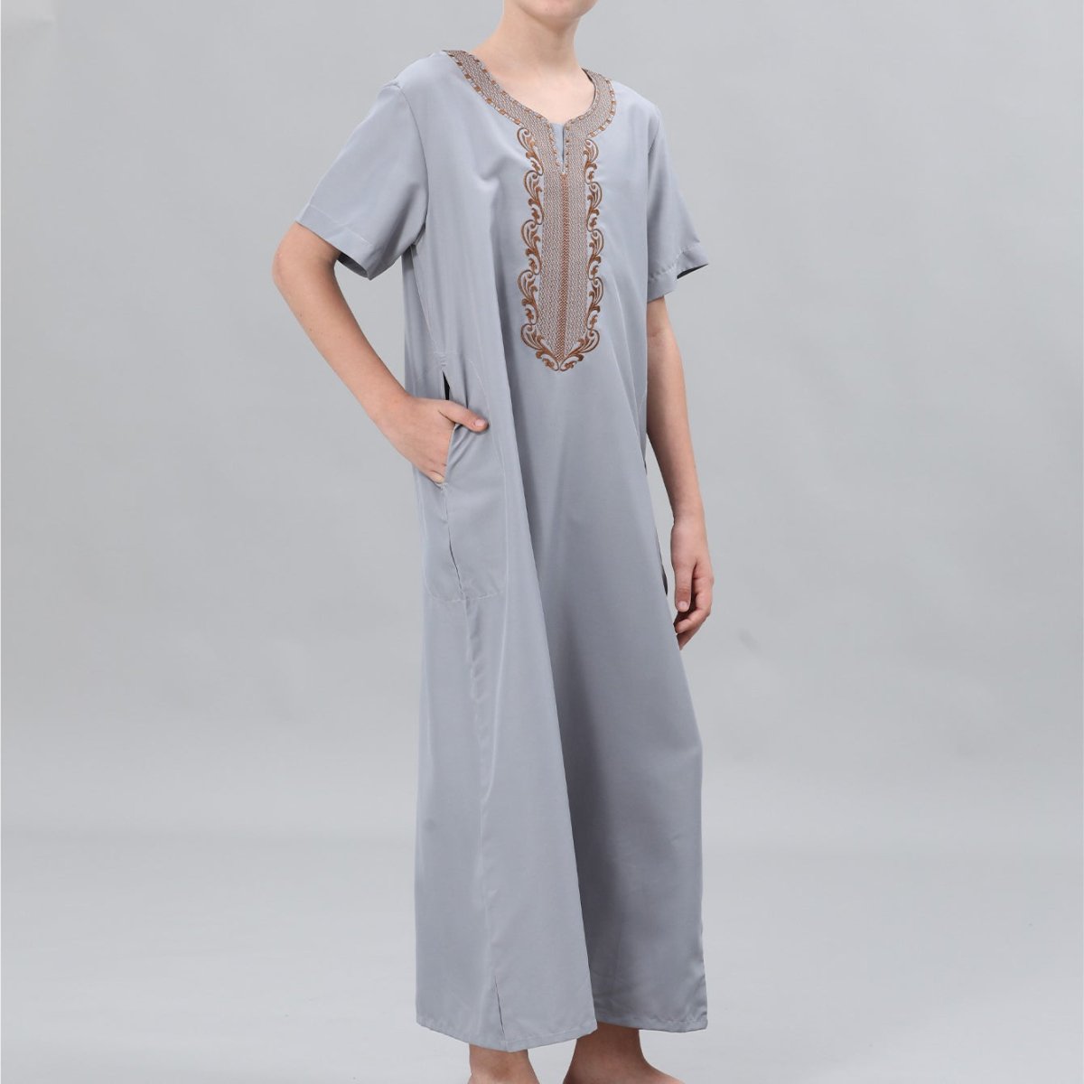 Qamis brodé pour garçons avec poches latérales (MKB035)