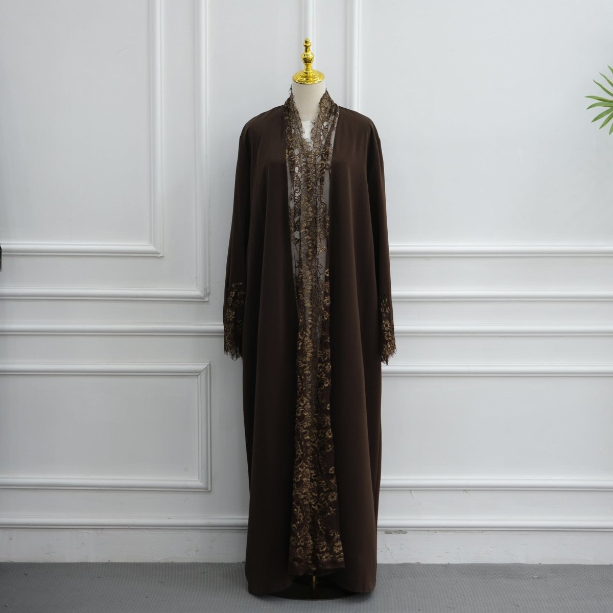 Abaya ouverte à manches évasées avec panneaux en dentelle et poches (MOA332)