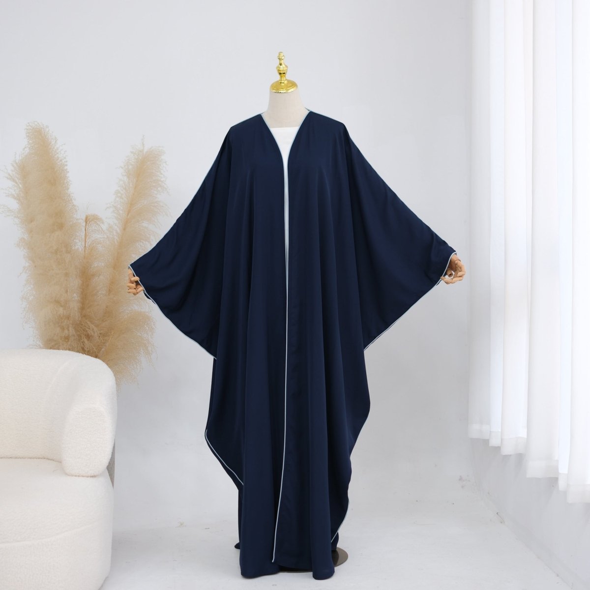 Abaya ouverte manches chauve-souris avec liseré contrastant (MOA325)