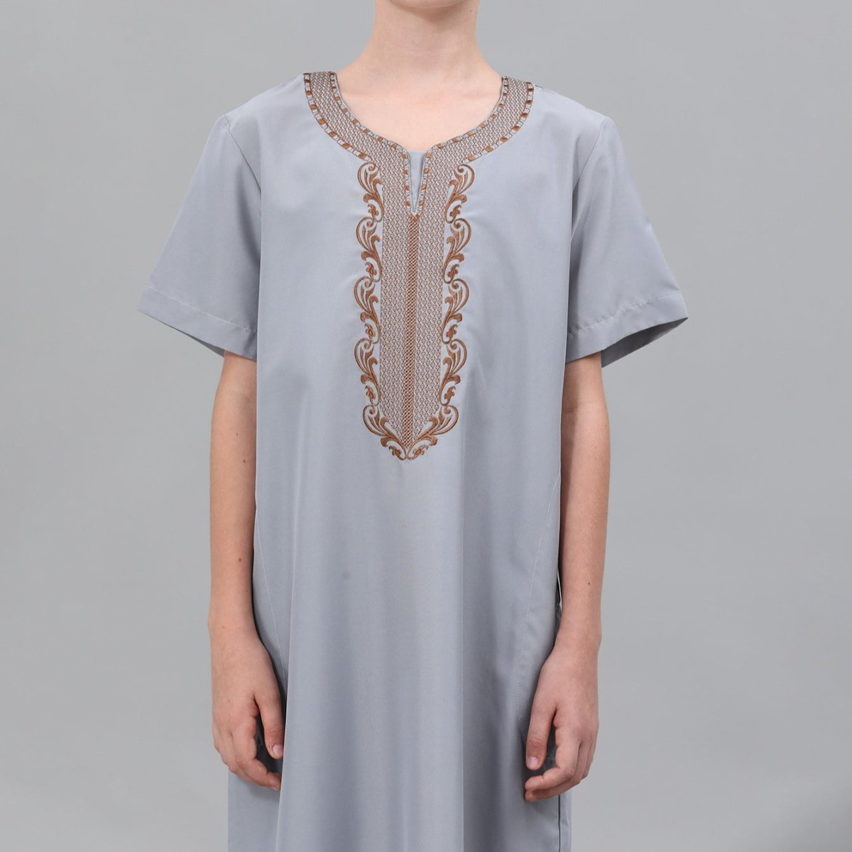 Qamis brodé pour garçons avec poches latérales (MKB035)