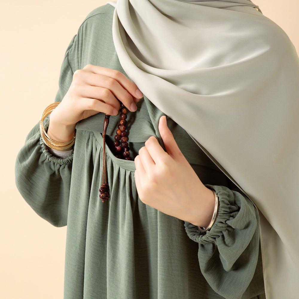 Abaya en Crêpe avec Poches Sécurisées pour l'Omra (UKMA386)