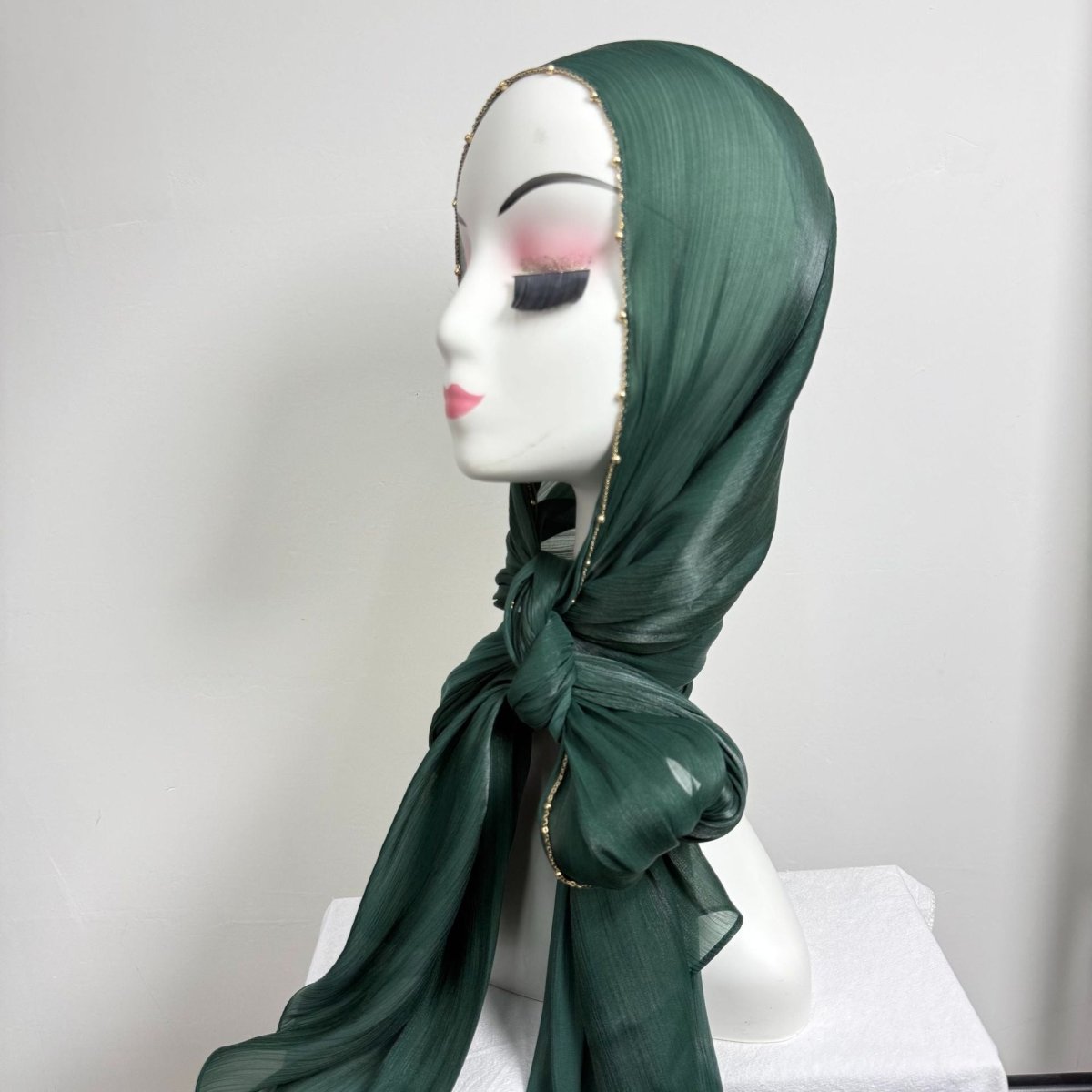 Hijab en satin froissé avec bordure perlée et chaîne dorée (MH238)