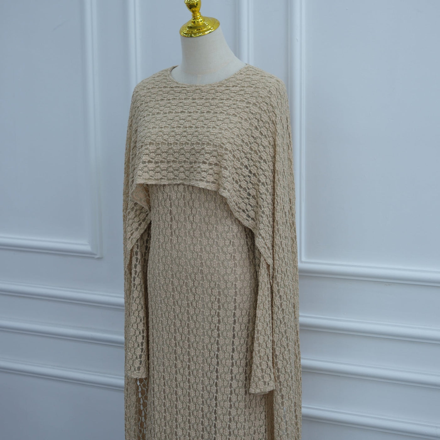 Robe Maxi Doublée à Manches Cape et Dentelle Florale Texturée (MS519)