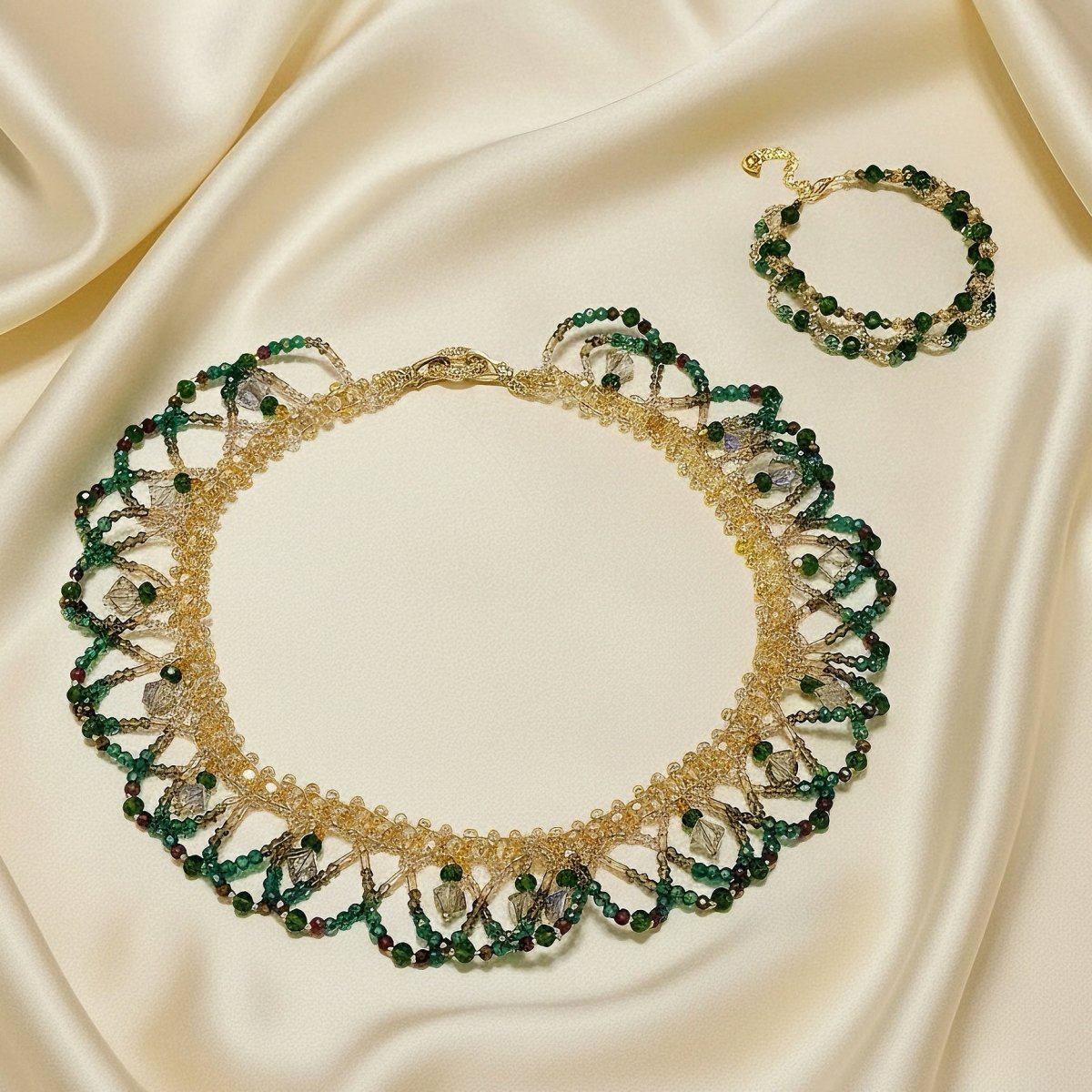Collier de perles tissé à la main | Ras-de-cou en perles de verre et perles de coquillage | Collier en perles de rocaille au motif complexe (MAC343)