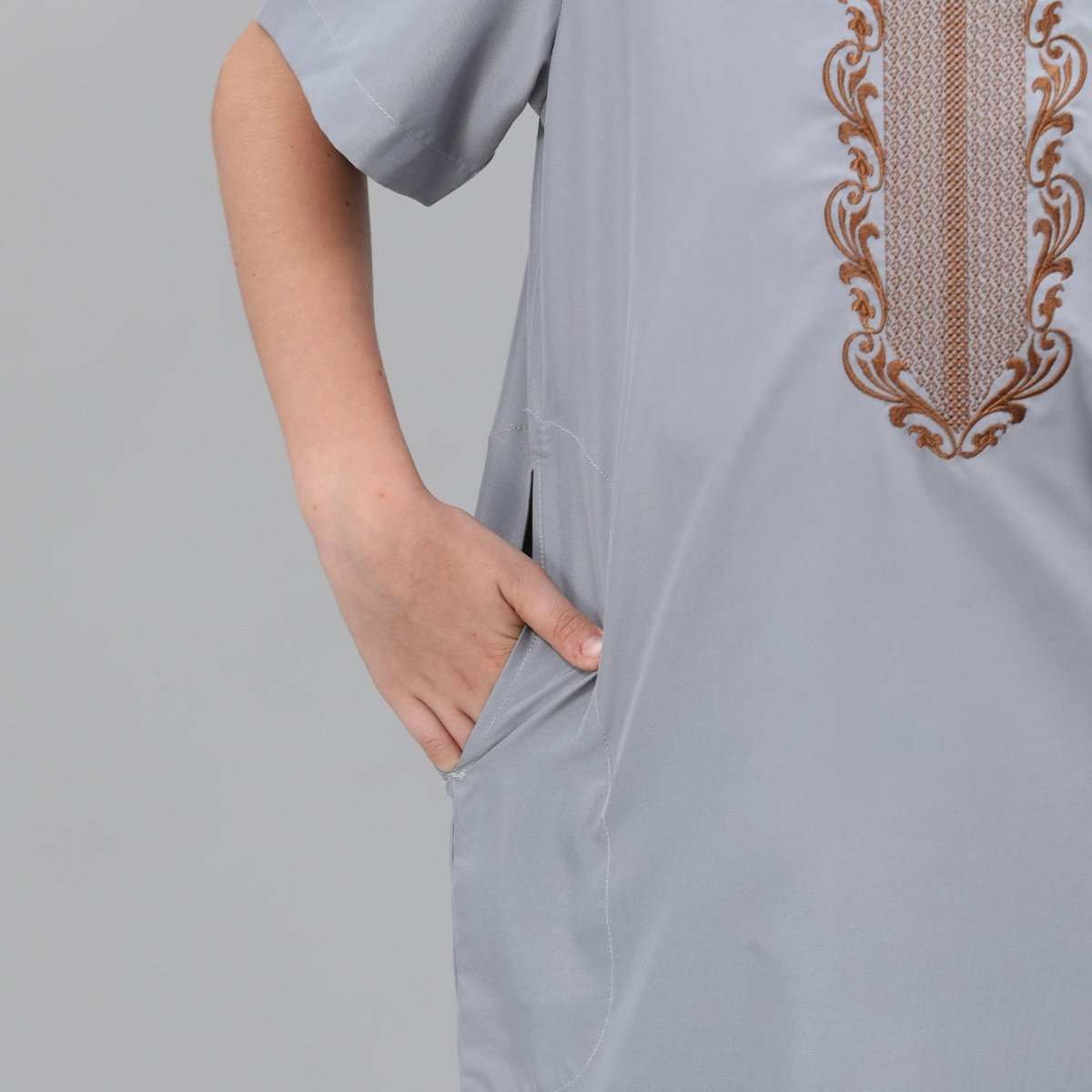 Qamis brodé pour garçons avec poches latérales (MKB035)