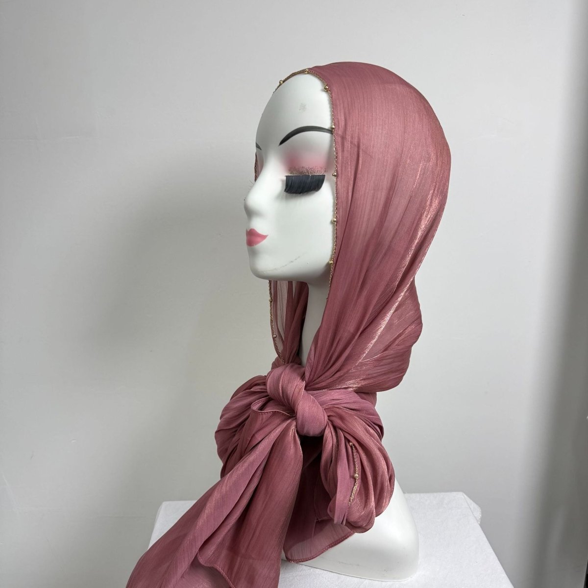 Hijab en satin froissé avec bordure perlée et chaîne dorée (MH238)