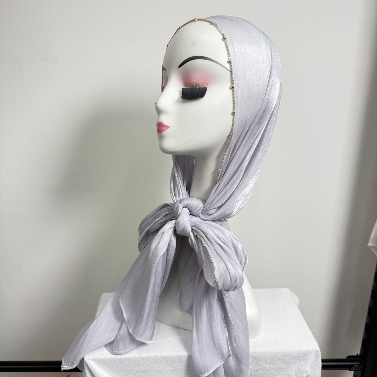 Hijab en satin froissé avec bordure perlée et chaîne dorée (MH238)