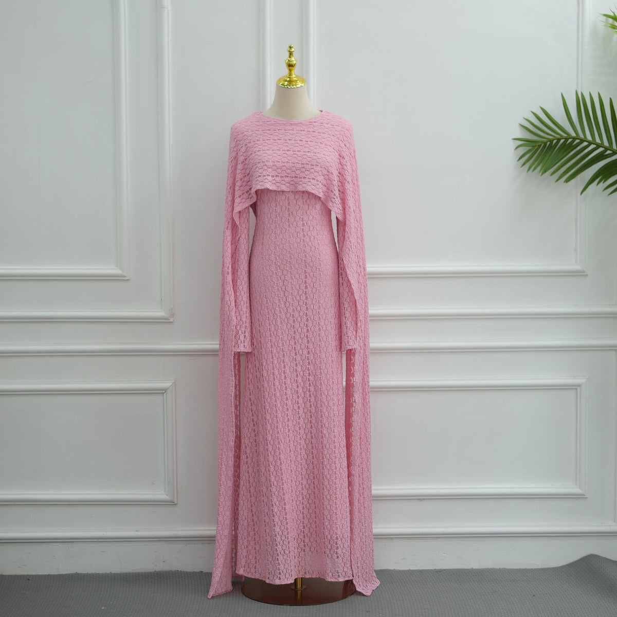 Robe Maxi Doublée à Manches Cape et Dentelle Florale Texturée (MS519)