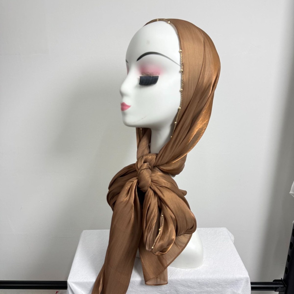 Hijab en satin froissé avec bordure perlée et chaîne dorée (MH238)
