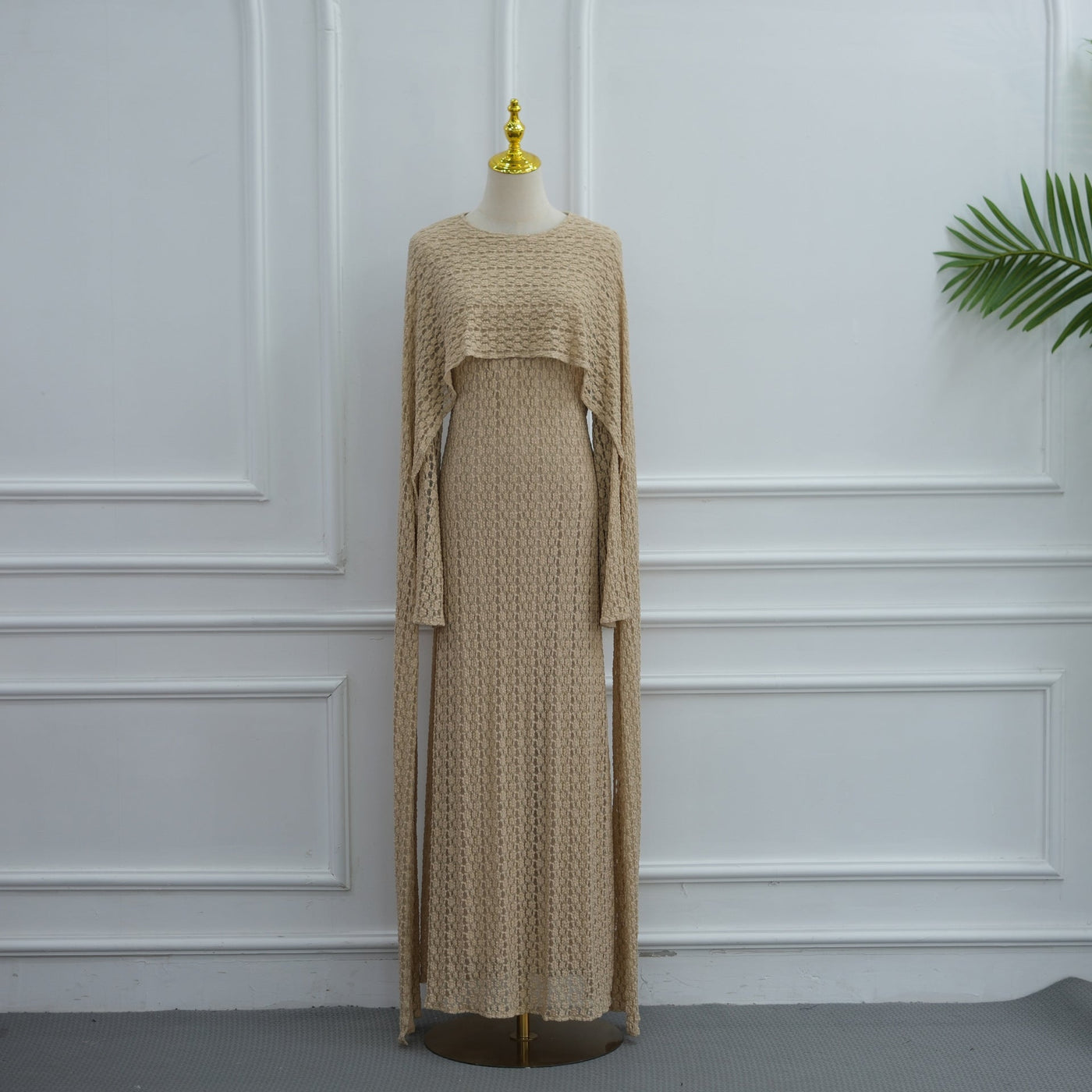 Robe Maxi Doublée à Manches Cape et Dentelle Florale Texturée (MS519)