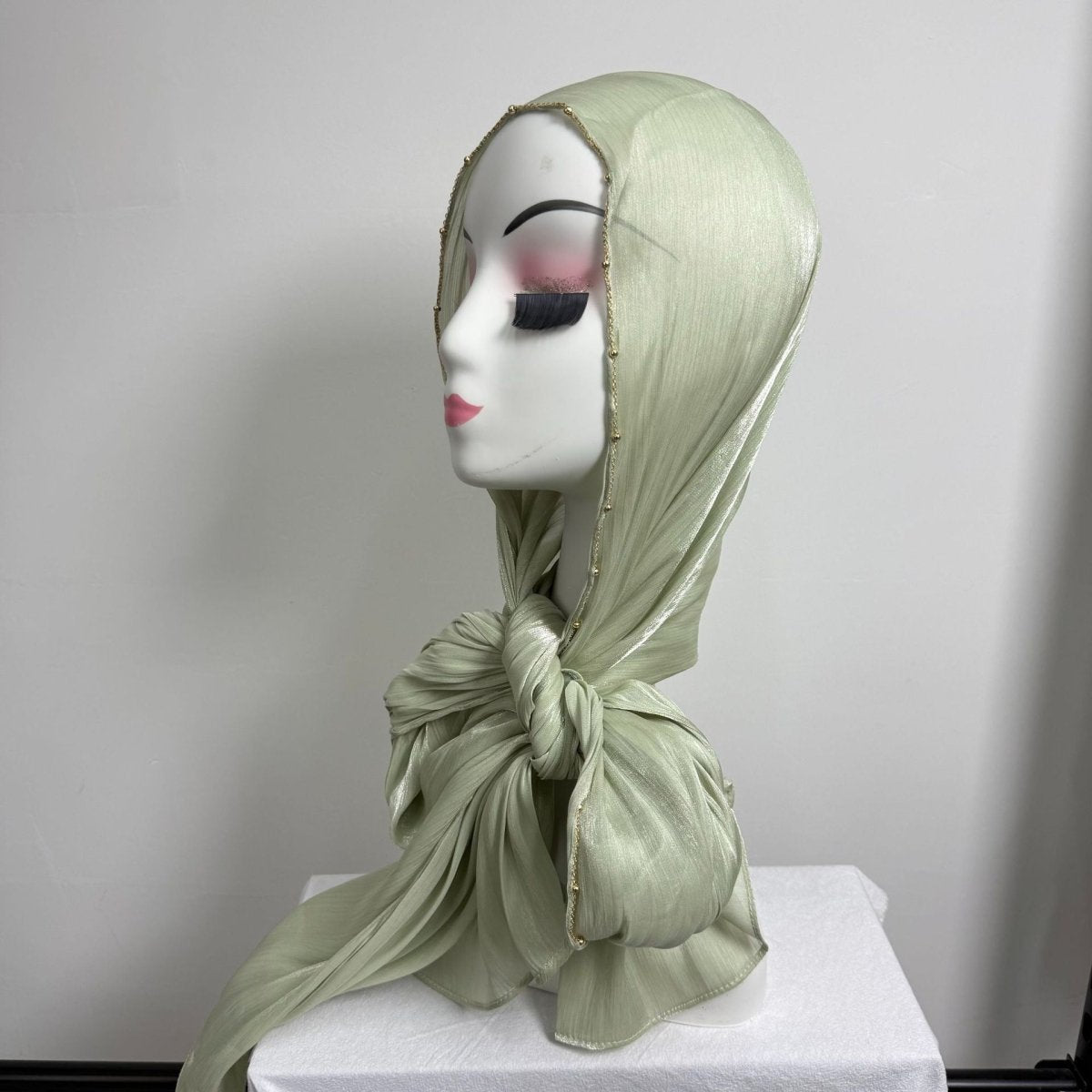 Hijab en satin froissé avec bordure perlée et chaîne dorée (MH238)