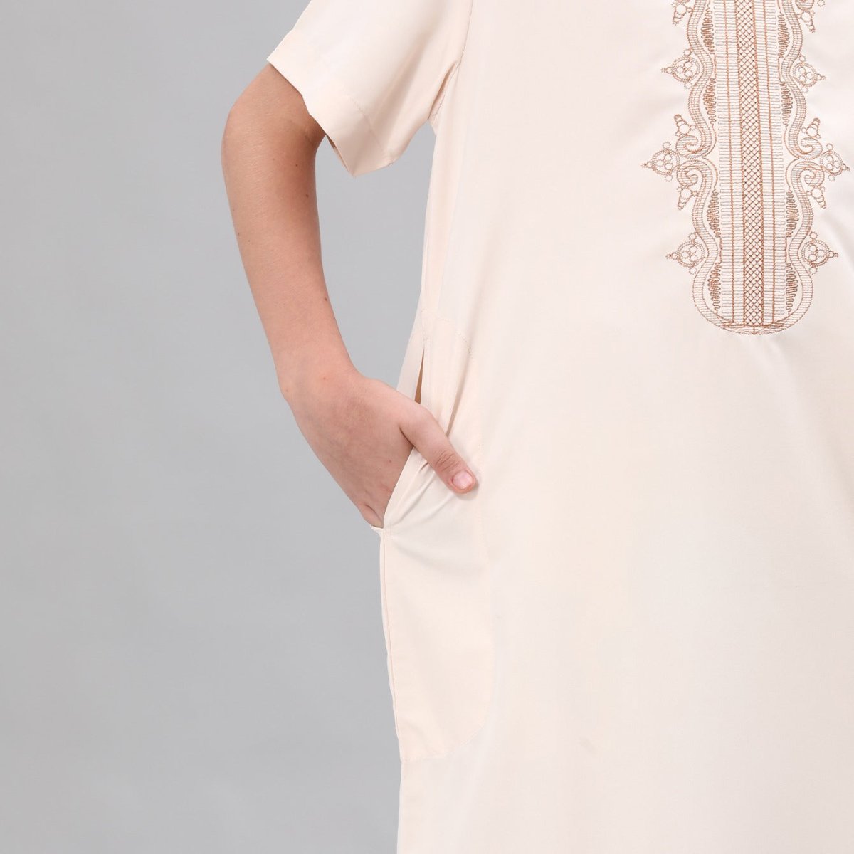 Qamis brodé pour garçons avec poches latérales (MKB035)