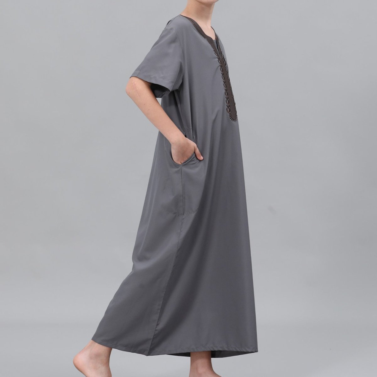 Qamis brodé pour garçons avec poches latérales (MKB035)